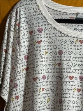 Torrid White Short-Sleeve Graphic Tee with Heart & Skull Print, Size 4